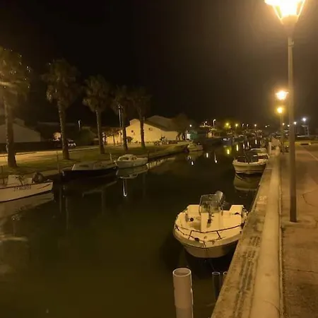 Apartment Exceptionnel 3 De Plein Pieds Pouvant Accueillir Jusqu A 8 Personnes A 2 Pas De La Et Du Centre Dans De Bien Etre Avec Jacuzzi Et Piscine Chauffee Palavas-les-Flots