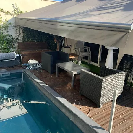 Exceptionnel 3 De Plein Pieds Pouvant Accueillir Jusqu A 8 Personnes A 2 Pas De La Et Du Centre Dans De Bien Etre Avec Jacuzzi Et Piscine Chauffee