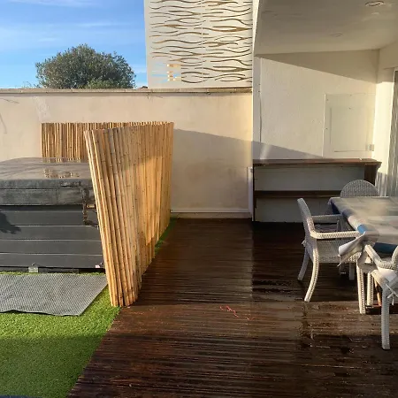 Dans De Bien Etre Avec Jacuzzi Et Piscine Chauffee アパート