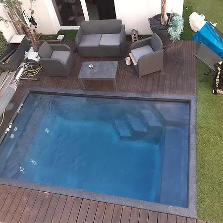 Exceptionnel 3 De Plein Pieds Pouvant Accueillir Jusqu A 8 Personnes A 2 Pas De La Et Du Centre Dans De Bien Etre Avec Jacuzzi Et Piscine Chauffee