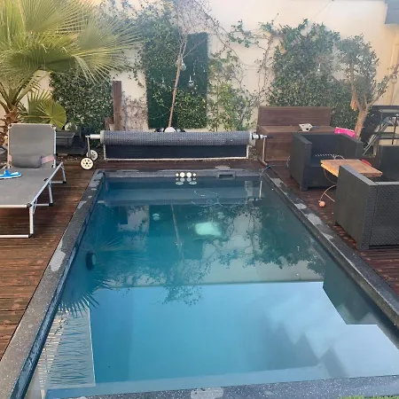 Exceptionnel 3 De Plein Pieds Pouvant Accueillir Jusqu A 8 Personnes A 2 Pas De La Et Du Centre Dans De Bien Etre Avec Jacuzzi Et Piscine Chauffee