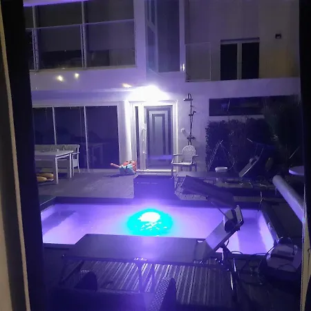 Dans De Bien Etre Avec Jacuzzi Et Piscine Chauffee アパート