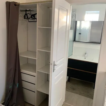 Exceptionnel 3 De Plein Pieds Pouvant Accueillir Jusqu A 8 Personnes A 2 Pas De La Et Du Centre Dans De Bien Etre Avec Jacuzzi Et Piscine Chauffee *