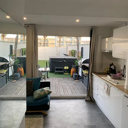 Apartment Exceptionnel 3 De Plein Pieds Pouvant Accueillir Jusqu A 8 Personnes A 2 Pas De La Et Du Centre Dans De Bien Etre Avec Jacuzzi Et Piscine Chauffee *