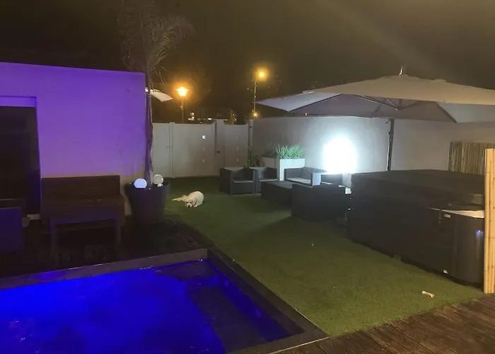 Апартаменты Logement Dans Une Residence De Bien Etre Avec Jacuzzi Et Piscine Chauffee Палава-ле-Фло