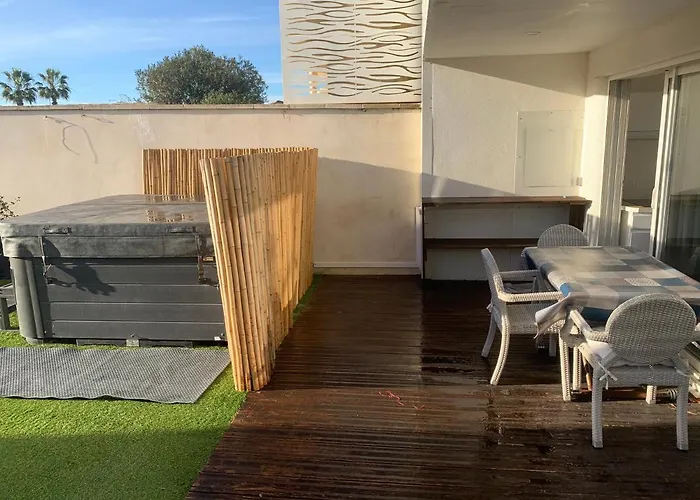 Logement Dans Une Residence De Bien Etre Avec Jacuzzi Et Piscine Chauffee Апартаменты