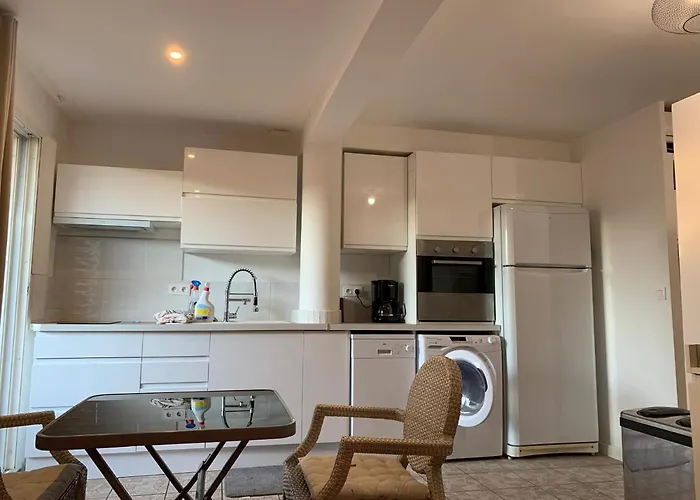 Logement Dans Une Residence De Bien Etre Avec Jacuzzi Et Piscine Chauffee Апартаменты *