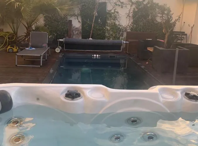 Апартаменты Logement Dans Une Residence De Bien Etre Avec Jacuzzi Et Piscine Chauffee Палава-ле-Фло