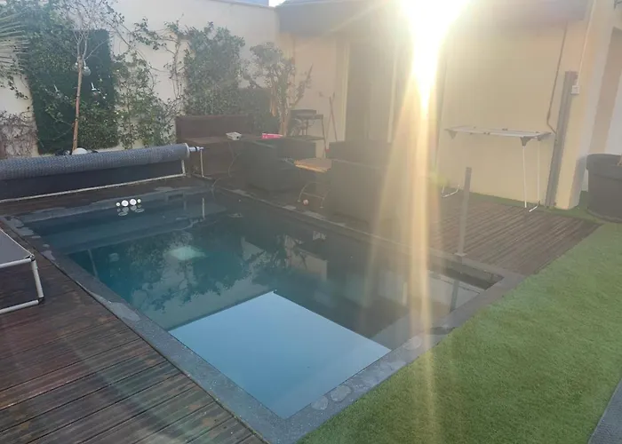 Апартаменты Logement Dans Une Residence De Bien Etre Avec Jacuzzi Et Piscine Chauffee *