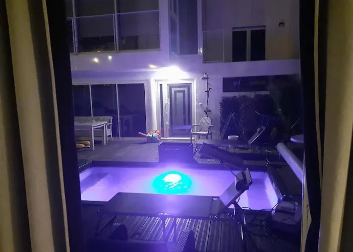 Logement Dans Une Residence De Bien Etre Avec Jacuzzi Et Piscine Chauffee Апартаменты