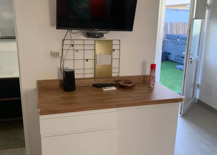 Logement Dans Une Residence De Bien Etre Avec Jacuzzi Et Piscine Chauffee Апартаменты