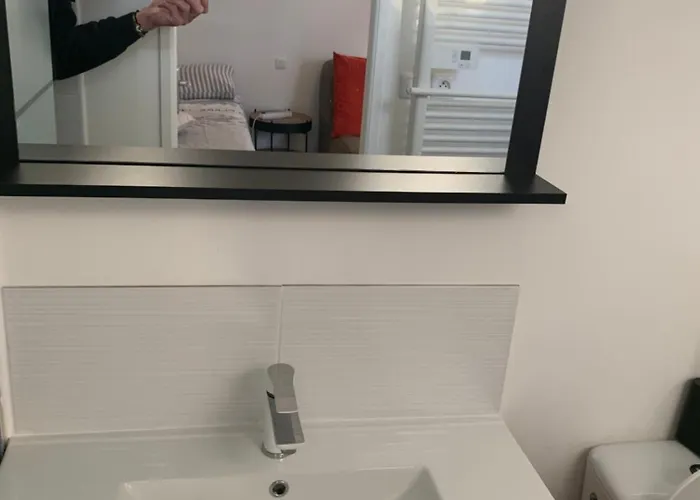 Апартаменты Logement Dans Une Residence De Bien Etre Avec Jacuzzi Et Piscine Chauffee Палава-ле-Фло