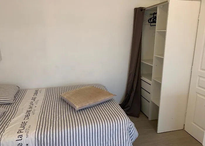 Апартаменты Logement Dans Une Residence De Bien Etre Avec Jacuzzi Et Piscine Chauffee Палава-ле-Фло