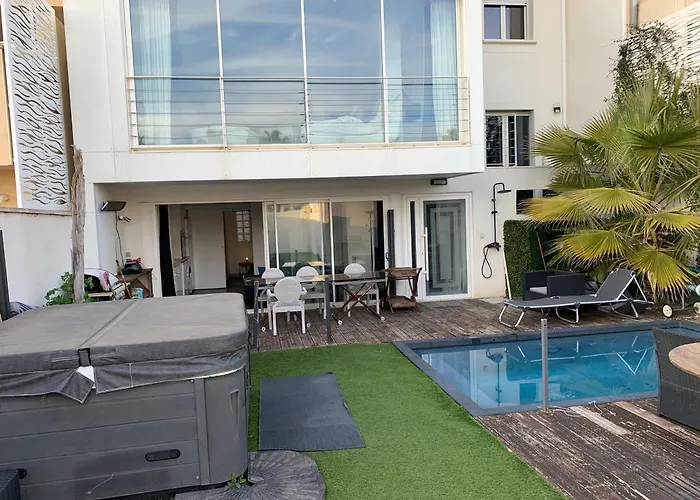 Апартаменты Logement Dans Une Residence De Bien Etre Avec Jacuzzi Et Piscine Chauffee Палава-ле-Фло