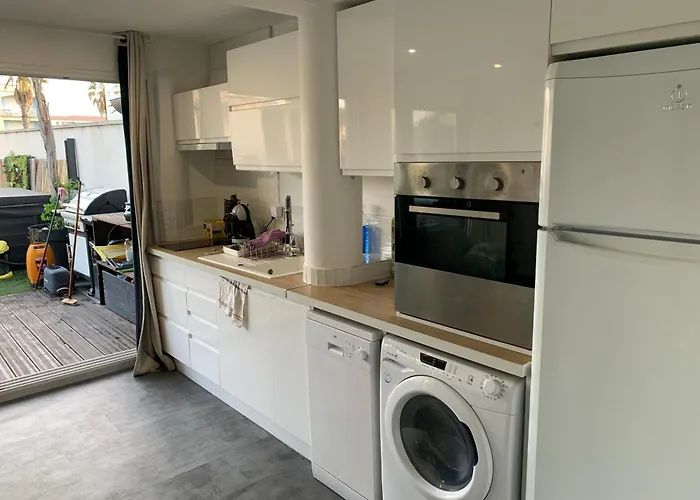 Logement Dans Une Residence De Bien Etre Avec Jacuzzi Et Piscine Chauffee Апартаменты *